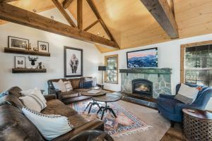 Timber Grove at Tahoe Park - Gorgeous 4BR Cabin - Tahoe Park HOA, Pets OK, Near Skiing