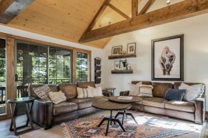 Timber Grove at Tahoe Park - Gorgeous 4BR Cabin - Tahoe Park HOA, Pets OK, Near Skiing
