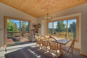 Stockholm - Beautiful Views in Tahoe Donner - Private Hot Tub - Pet Friendly