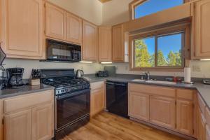 Stockholm - Beautiful Views in Tahoe Donner - Private Hot Tub - Pet Friendly