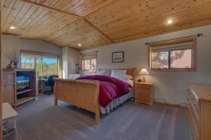 Stockholm - Beautiful Views in Tahoe Donner - Private Hot Tub - Pet Friendly
