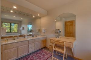 Stockholm - Beautiful Views in Tahoe Donner - Private Hot Tub - Pet Friendly