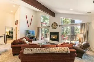 Wolf Den - Bright Open Concept 3 Bedroom- Hot Tub, Pet-Friendly, Minutes from Skiing! - Pomins