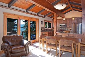 Waters Edge Lakefront- Buoy, Private Pier