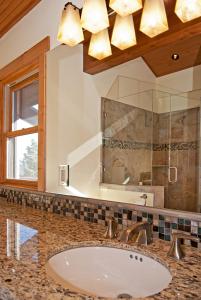 Waters Edge Lakefront- Buoy, Private Pier