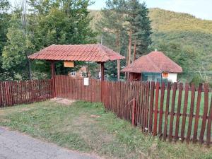 "Kod dva kestena"Warm and cozy house with lake view sauna