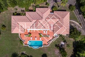 Beautiful 5 bed-rooms Villa at Terres Basses