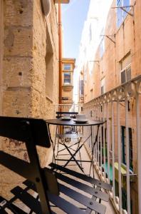 Exquisite 3-bedroom Duplex Penthouse with Jacuzzi in Valletta Centre