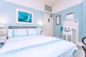 Double Room with Shared Bathroom room in The Ravensbourne Hotel