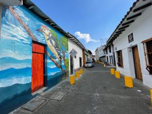 HOSTAL CHONTADURO Casa colonial en pleno centro histórico de Cali- Se alquila la casa entera para 12 personas o por habitaciones