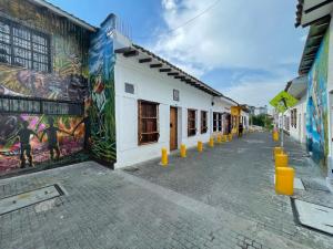 HOSTAL CHONTADURO Casa colonial en pleno centro histórico de Cali- Se alquila la casa entera para 12 o 13 personas o por habitaciones