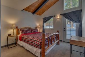Glades Getaway by Tahoe Getaways - Charming Pet-Friendly 3 BD North Shore Cabin w Wood Fireplace & Short Drive to Ski Resorts