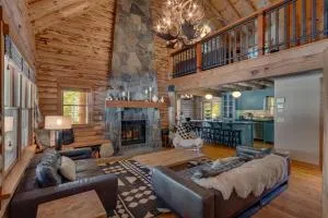 Hooga House on the West Shore - Stunning Log Cabin w Private Hot Tub - Pet Friendly! - Pomins