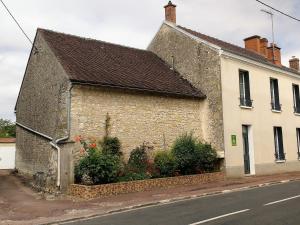 Maison familiale rénovée avec cour, à 1h30 de Paris, proche de la nature et des sites historiques. - FR-1-590-107