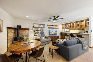 Sunlit Pines by Tahoe Getaways - 2BR in Tahoe Park w Hot Tub, Fenced Yard & Pet Friendly! - Tahoe Park