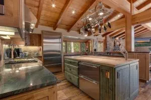 Gray Bear Lake View Estate - Stunning Cabin w 4 Master Suites, Private Hot Tub! - 里奇伍德