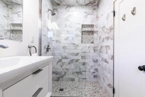 Beach Haven Lakefront - On a Sandy Beach with Guest House