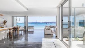 Whitehouse On The Water