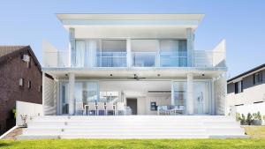 Whitehouse On The Water