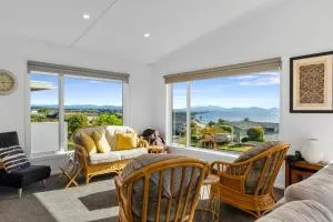 Scenic Lake Views - Taupo Holiday Home - Wairakei