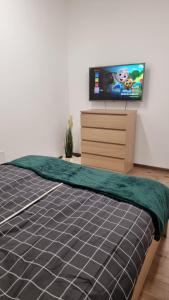 Przestronny Luksusowy Apartament, Klimatyzacja, Duży Parking, Zameldowanie 24h, 2 sypialnie, salon, kuchnia, pralnia, monitoring, 95mkw
