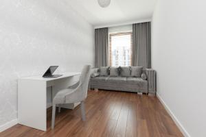 Silver Glam Apartment in Wilanów by Renters