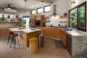 Exquisite 4-Bedroom Villa, 5-minutes from beach