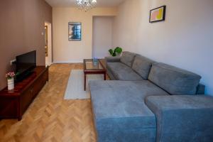 Spacious 1BDR Apartment near City Center