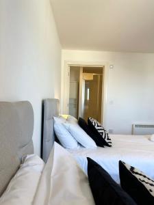 BEST PRICE! - HUGE 3 Bed 2 Bath City Centre Newly Refurbished Apartment, Up to 7 guests - FREE SECURE PARKING - SMART TV - SINGLES OR KING SIZE BEDS