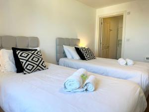BEST PRICE! - HUGE 3 Bed 2 Bath City Centre Newly Refurbished Apartment, Up to 7 guests - FREE SECURE PARKING - SMART TV - SINGLES OR KING SIZE BEDS