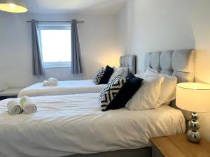 BEST PRICE! - HUGE 3 Bed 2 Bath City Centre Newly Refurbished Apartment, Up to 7 guests - FREE SECURE PARKING - SMART TV - SINGLES OR KING SIZE BEDS