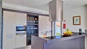 Villa Madeira by LovelyStay