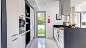 Villa Madeira by LovelyStay