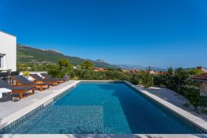 Villa Lea with 4 bedrooms, 40sqm pool, Hot-Tub, 2km from beach 