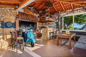 Villa Lea with 4 bedrooms, 40sqm pool, Hot-Tub, 2km from beach