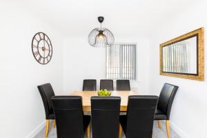 Newly Renovated - 4 Bedroom Anchor House - Close to JQ, Birmingham City Centre - Groups & Contractors