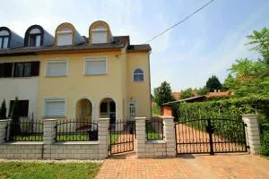 FausztLand Apartments - Feljáródůlő