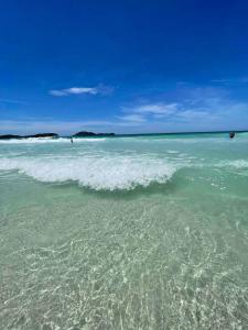 Pé na Areia Praia do forte Cama Queen Wifi Netflix