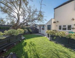 Beautiful 4 Bed Beach House - Pool table & Parking