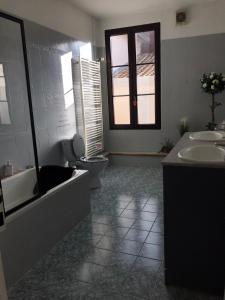 B&B / Chambres d'hotes Chez Franck et Sandra , plein centre ville, 1 er etage : Chambre Triple avec Salle de Bains Commune