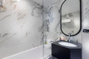 Superior Room with Bath room in Hôtel Du Bois Champs-Elysées