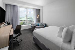 Guest room, 1 King, Sofa bed room in Courtyard by Marriott Delray Beach