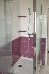 Maisons de vacances Le Rouge Gorge a 12 minutes d-Eurexpo : photos des chambres