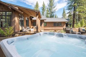 First Light Farmhouse- Hot Tub- Gourmet Kitchen- Premier Neighborhood