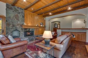 Swiss Chalet-Palisades, 6 BR, Hot Tub, Pets Ok, Ski Shuttle!