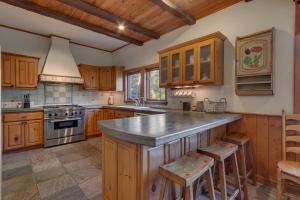 Swiss Chalet-Palisades, 6 BR, Hot Tub, Pets Ok, Ski Shuttle!