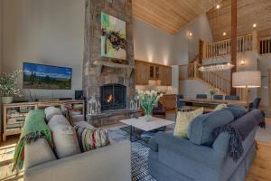 Truckee Treasure at Grays Crossing by Tahoe Getaways - Relaxing Home w Private Hot Tub, Dogs Welcome!
