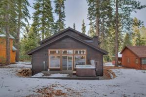 Contemporary Tahoe Donner 3BR Hot Tub- Pet Friendly- Amenity Access