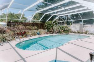 Entire home, heated pool, just 10 min to beach!