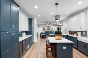 Luxury Stay Heated Pool and Hot Tub Fenced Yard